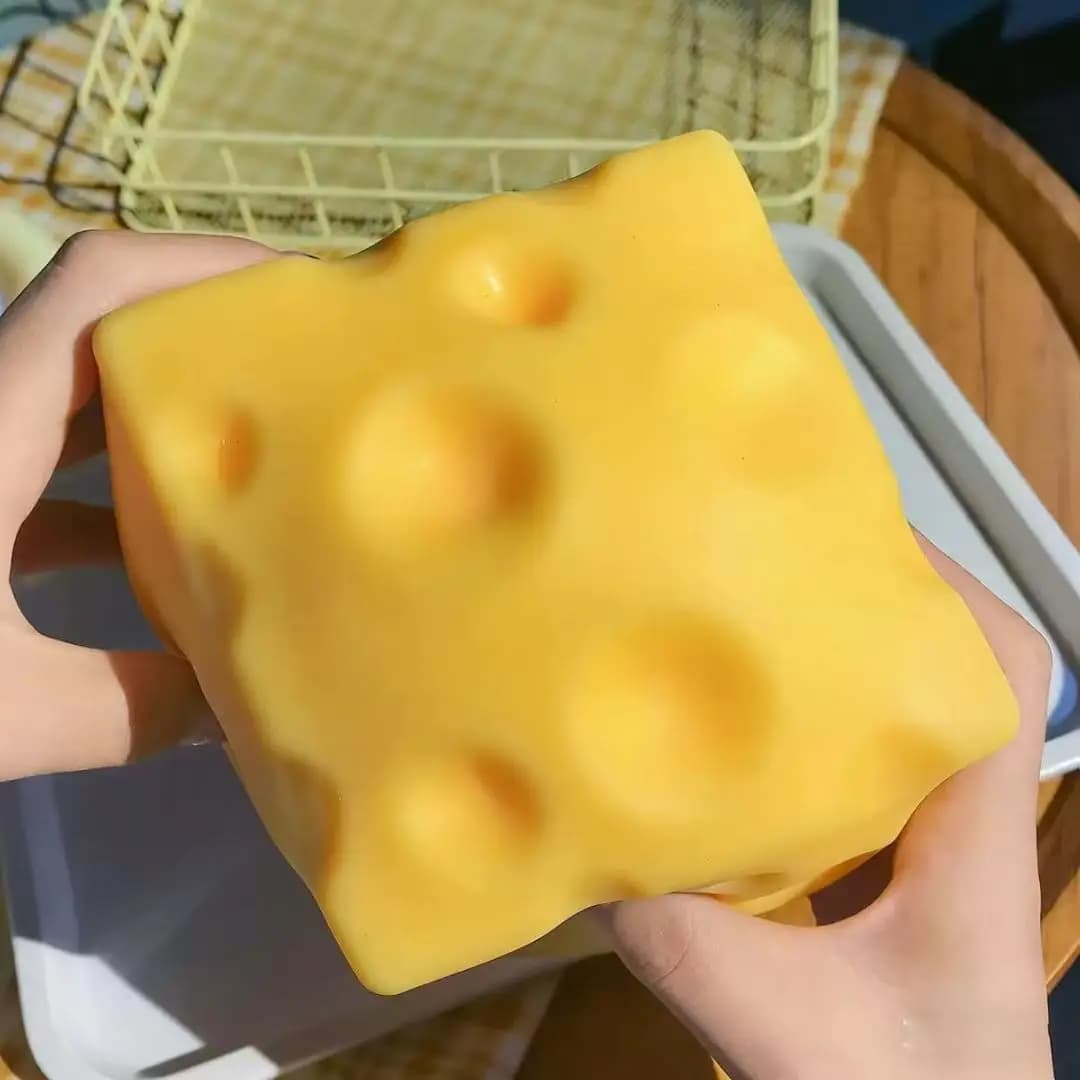 Bloc de décompression en plastique souple jaune en forme de fromage, jouet anti-stress à presser.