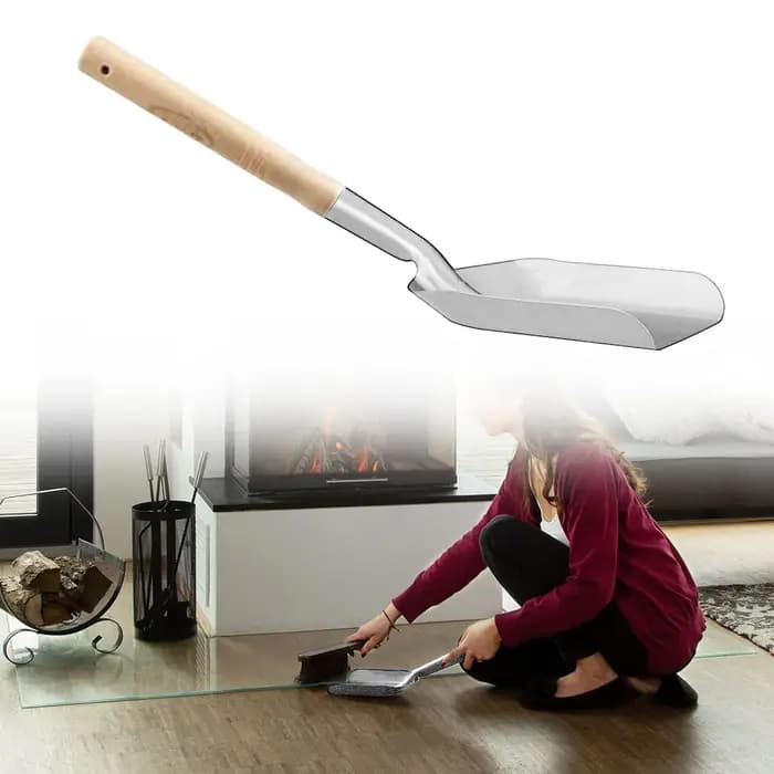 Pelle à foyer avec manche en bois