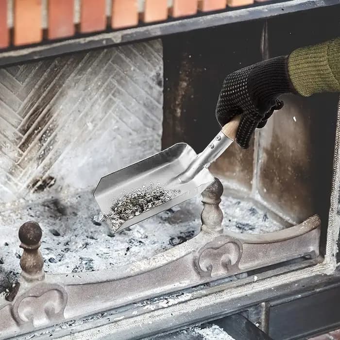 Pelle à foyer avec manche en bois