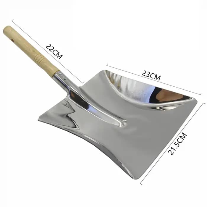 Pelle à foyer avec manche en bois